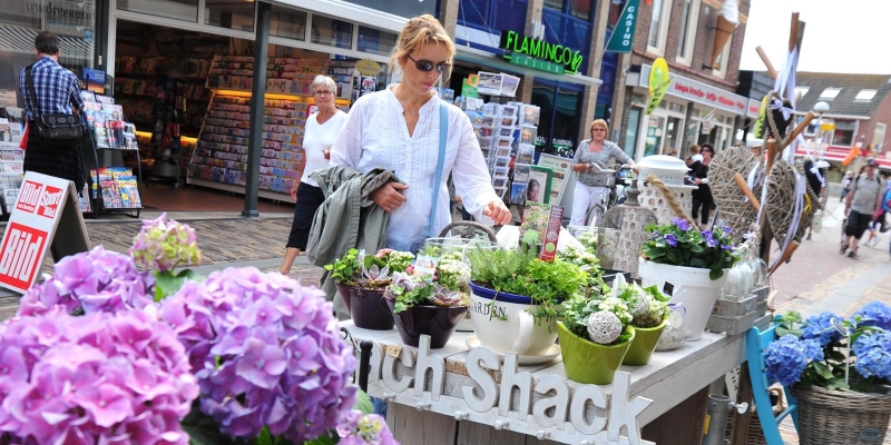 Winkelstraat in Egmond aan Zee met zomerse uitstalling